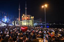 Türkiye 2026’ya meydanlarda düzenlenen kutlamalarla girdi