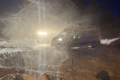 Ağrı'da yolu kardan kapanan köydeki hastaya paletli ambulansla ulaşıldı