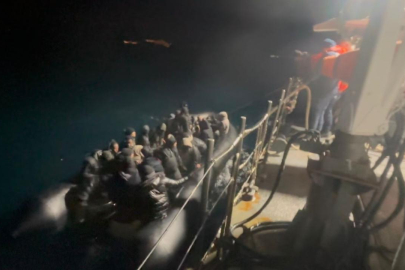 İzmir açıklarında 74 düzensiz göçmen yakalandı