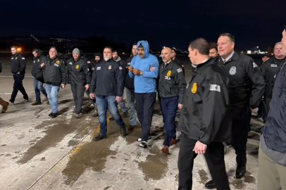 Maduro’nun kelepçeli halde uçaktan indirildiği görüntüler yayıldı