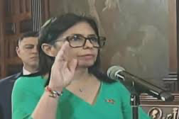 Venezuela’da geçici devlet başkanı mecliste yemin etti