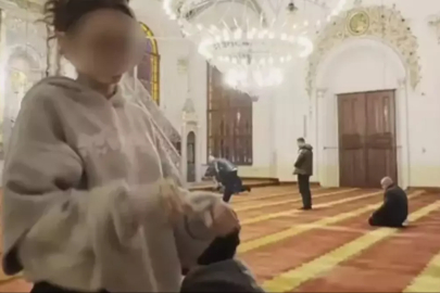 Camide edepsizliğin böylesi! Namaz kılan gencin önünde dans etti