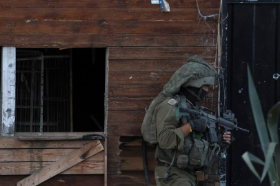 Soykırımcı İsrail ordusu, "Sarı Hat"tı geçtiği iddiasıyla bir Filistinliyi hedef aldı