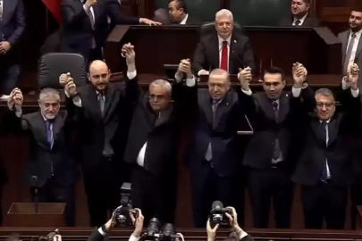 Üç milletvekili AK Parti'ye katıldı: Rozetlerini Cumhurbaşkanı Erdoğan taktı