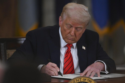 Trump'ın Rusya'ya karşı yaptırım tasarısını onayladığı açıklandı