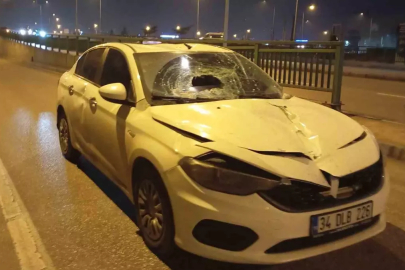 Bursa'da akıl almaz kaza! Demir bariyerler seyir halindeki araçların üzerine düştü