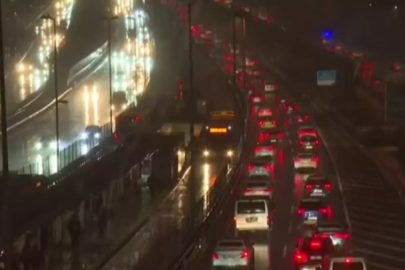 İstanbul'a kar geri geldi! Trafik felç oldu