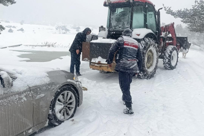 Sakarya'da yoğun kar: Mahsur kalan 15 araç kurtarıldı