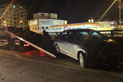 Hatay'da bariyere çarpan otomobilin sürücüsü yaralandı