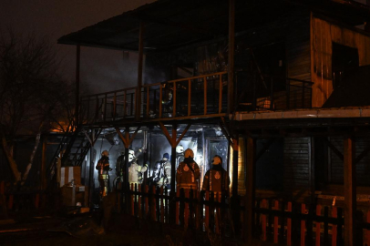 Sancaktepe'de gecekonduda çıkan yangın söndürüldü