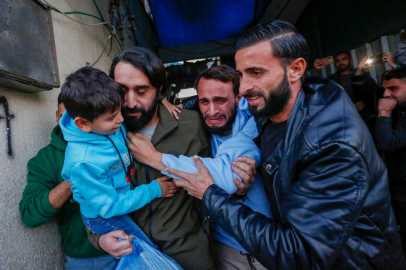 Katil İsrail, Gazze'de alıkoyduğu 7 Filistinli esiri daha serbest bıraktı