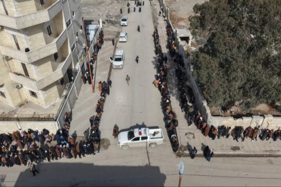 YPG'liler silahlarını Suriye ordusuna teslim ediyor! Kuyruk dışarıya kadar uzadı