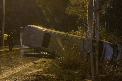 Adana'da işçileri taşıyan minibüs devrildi: 13 yaralı
