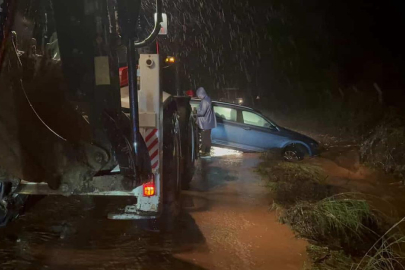 Marmaris'te sağanak: Yollar göle döndü, araçlar mahsur kaldı