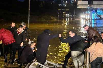 Aydın'ı sağanak vurdu: Yollar göle döndü, araçlar suya gömüldü