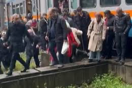 İstanbul’da metro raydan çıktı, yolcular tahliye edildi
