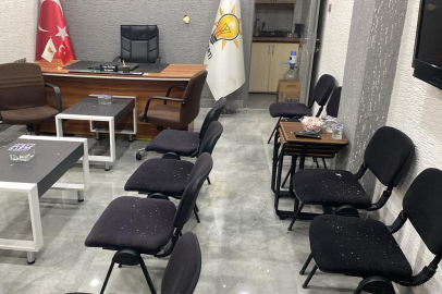 Balıkesir'de AK Parti binasına taşlı saldırı