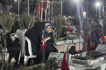 Depremlerin üçüncü yılında mezarlık ziyaretleri geceden başladı