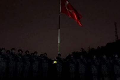 Mehmetçik'ten deprem şehitleri için saygı duruşu