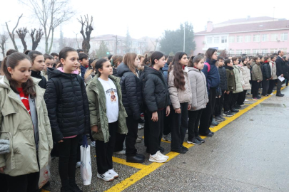 Okullarda 6 Şubat depremlerinde hayatını kaybedenler için saygı duruşu