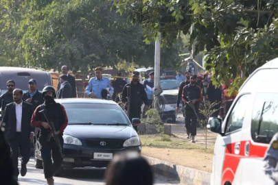 Pakistan'da cuma namazı sırasında camide patlama! Çok sayıda ölü var
