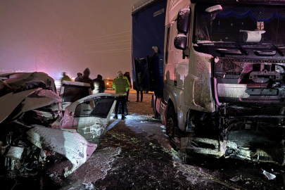 Erzurum'da tır ile otomobil çarpıştı: 4 ölü
