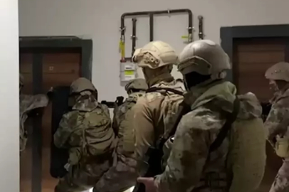 Esnafı haraca bağlayan çeteye şafak baskını... Evlerden adeta cephanelik çıktı