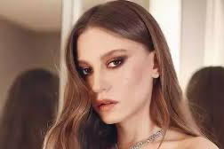 Serenay Sarıkaya yeni film için sete hazırlanıyor