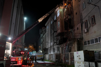 Bağcılar'da bir iş yerinde çıkan yangın söndürüldü