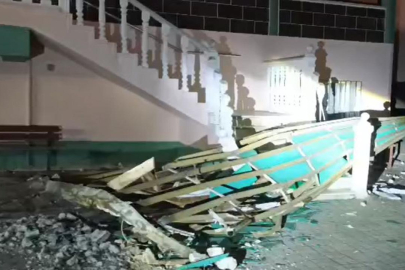 Manisa'yı fırtına vurdu: Minarenin külahı devrildi, çatılar uçtu, ağaçlar devrildi