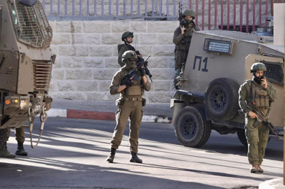 İşgalci İsrail askerleri Batı Şeria'daki baskınlarda 5 Filistinliyi gözaltına aldı