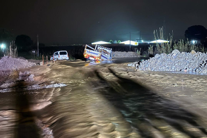 Manisa'da dere taştı, iki araç suda mahsur kaldı