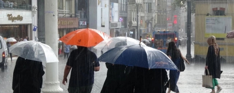 Meteoroloji uyarmıştı İstanbul’da sağanak başladı
