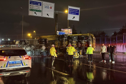 İstanbul'da hafriyat kamyonu bariyere çarparak devrildi: