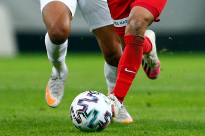 Maskeli taraftar maçta VAR monitörünün fişini çekti