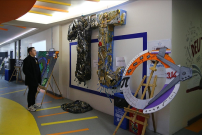 Adana'da öğrencilerin atık malzemelerden yaptıkları eserler sergilendi