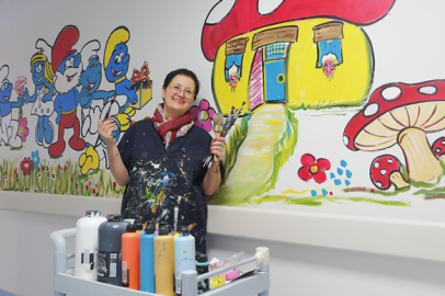 Çocukların moral bulması için hastane duvarlarını resimlerle renklendirdi