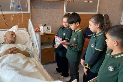 Diyarbakır'da minik öğrencilerin okuduğu hikayeler hastalara moral oluyor