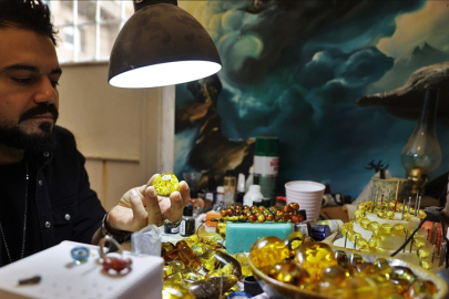 Mardinli "Sofi Usta" tespih tanelerinin içine sembol camileri işliyor