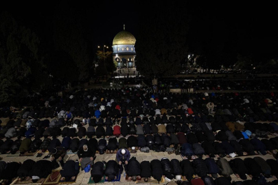 Soykırımcı İsrail, Kudüs'te teravih namazı kılan Filistinlilere saldırdı