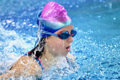 Down sendromlu Pelinsu kalbindeki engeli kulaçlarıyla aştı