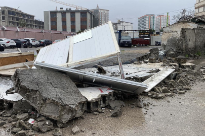Hatay'ı kuvvetli rüzgar vurdu: Çatılar uçtu, güneş paneli devrildi