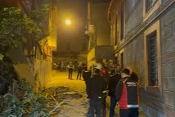 İstanbul Fatih'te bina çöktü ekipler bölgede