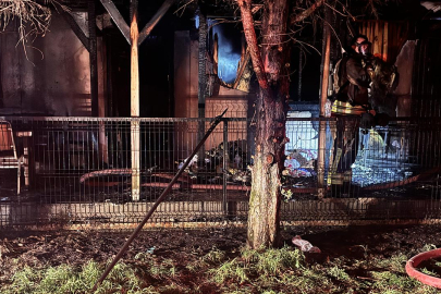 Düzce'de çıkan yangında ahşap ev küle döndü