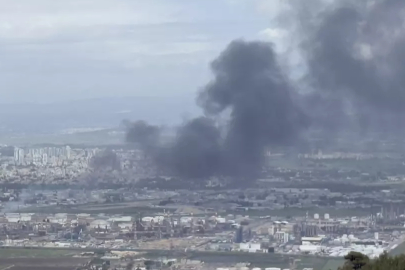 İsrail'e eş zamanlı misilleme! Hayfa'daki petrol rafinerisinden dumanlar yükseliyor
