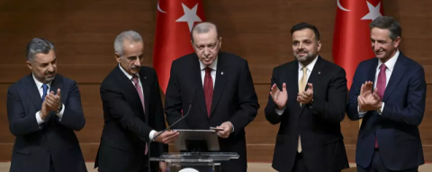 Cumhurbaşkanı Erdoğan: Türkiye bentleri yıkarak gümbür gümbür geliyor