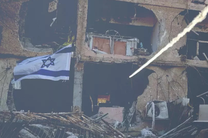 İran'dan İsrail'e 1 saatte 3 saldırı... Füze yağmuruna tutuldular