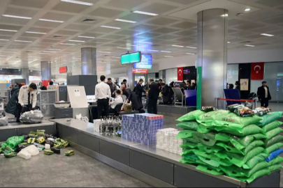 Gümrükte skandal görüntüler! Malları çalarken eğlenmişler