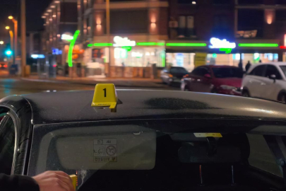 Bursa'da seyir halindeki araca yorgun mermi isabet etti