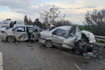 Eskişehir'de iki otomobil çarpıştı: 4 ölü, 2 kişi yaralı
